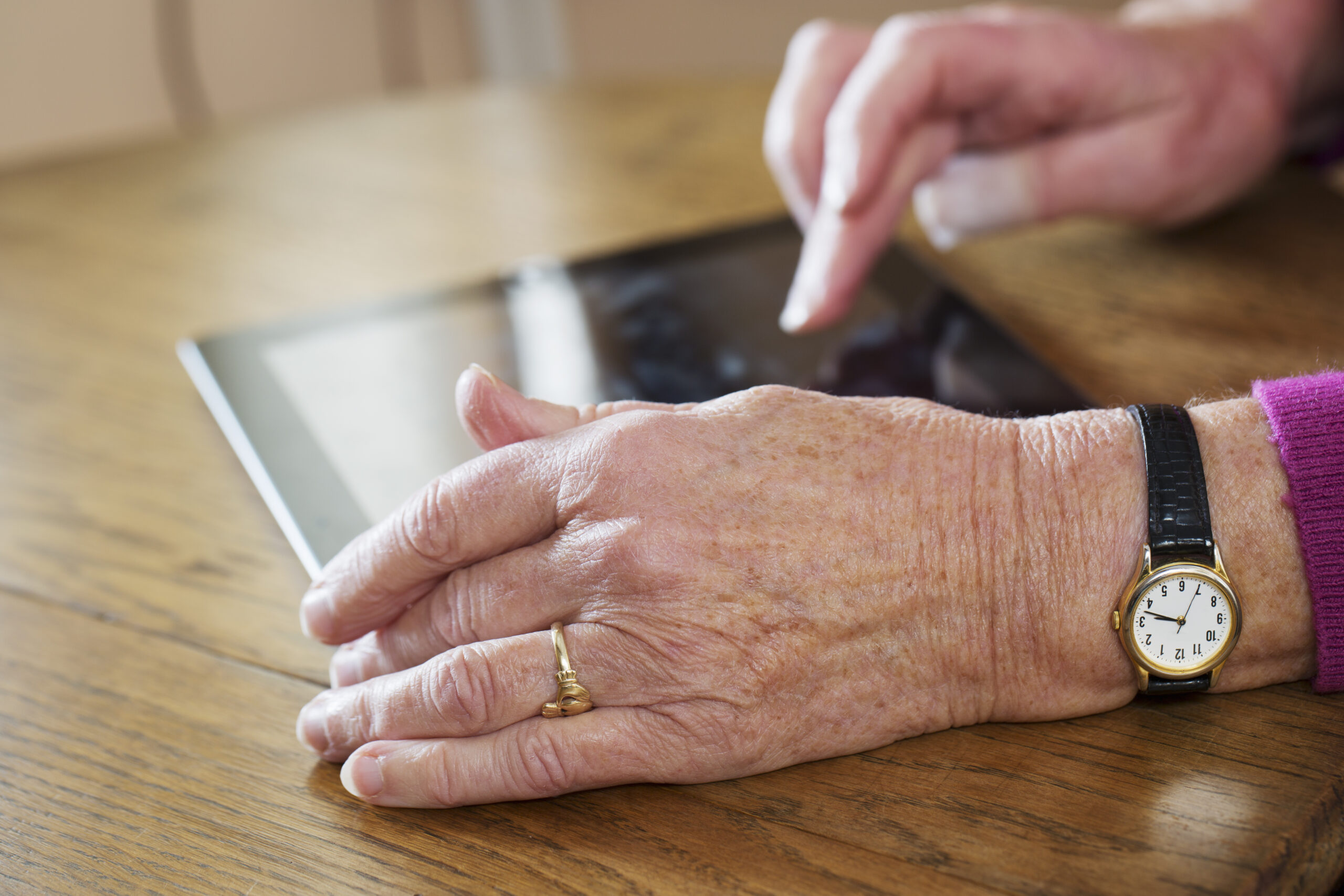 Nouvelles technologies et personnes âgées : une aide au maintien à domicile